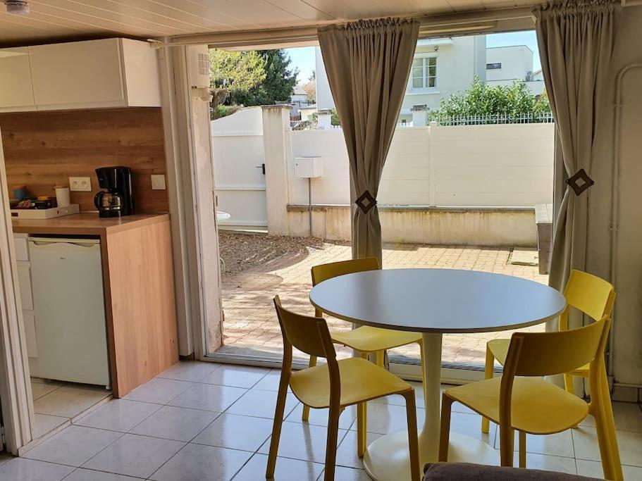Logement Amboise Centre Avec Terrasse Privee Exterior foto